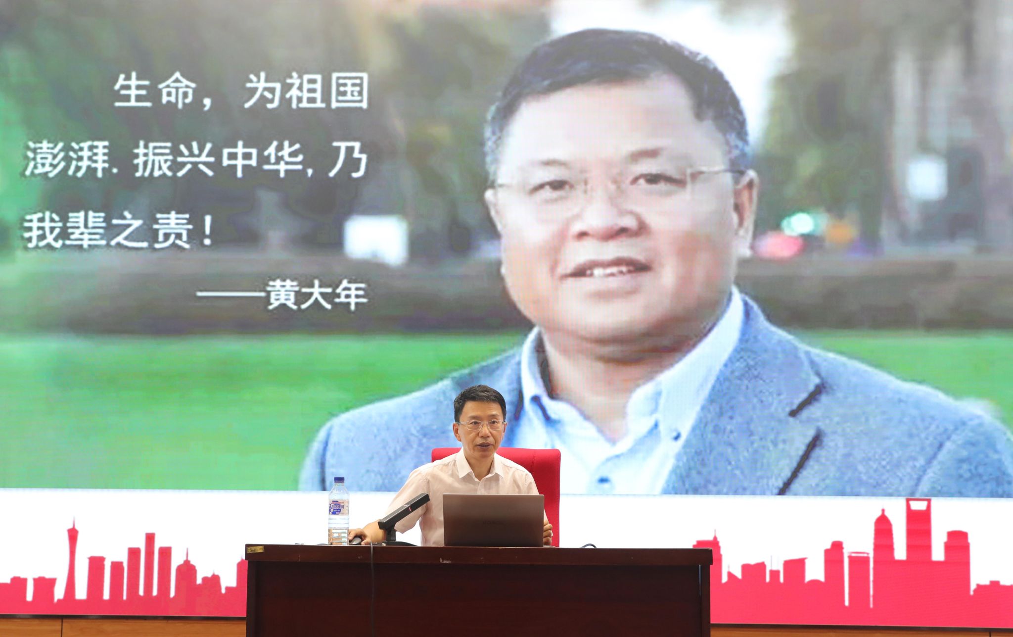 原子与分子物理研究所党委书记张光宇讲授树立和践行正确政绩观学习教育专题党课
