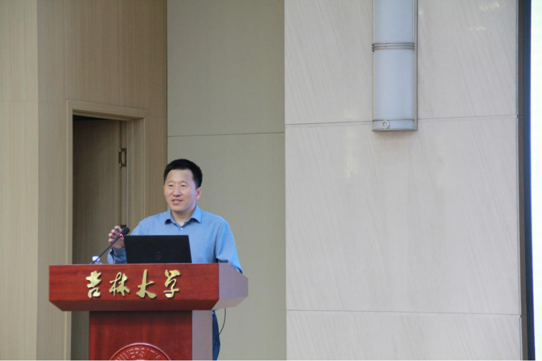 原子与分子物理研究所所长王春成为2026级研究生讲授“开学第一课”